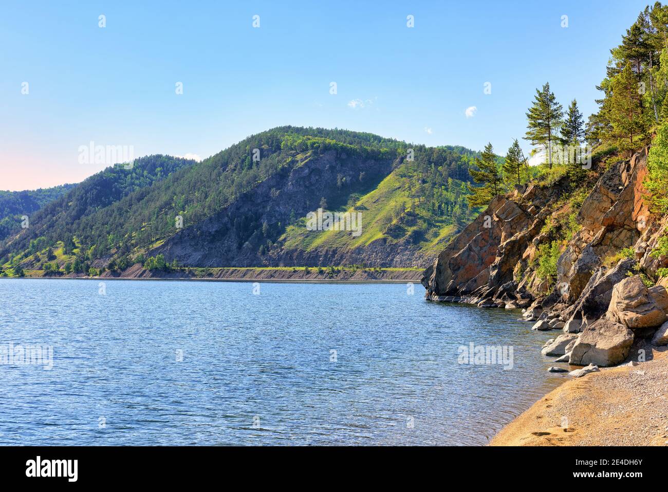 Falaise basse sur le cap du lac Baikal. Jour d'été. Région d'Irkoutsk. Russie Banque D'Images