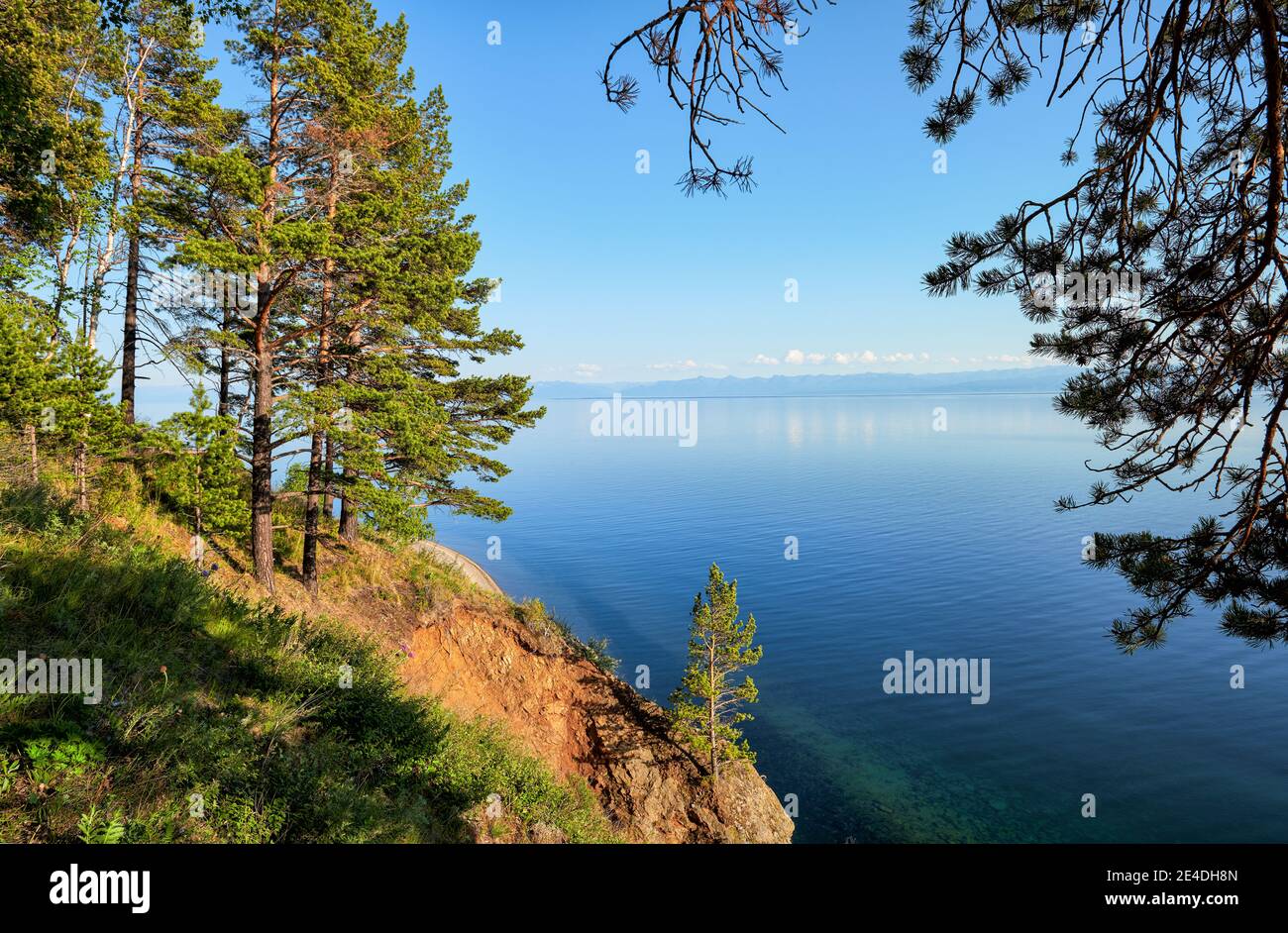 Vue sur le lac Baikal depuis la rive boisée. Au loin, les montagnes Hamar-Daban sont en arrière-plan. Région d'Irkoutsk Banque D'Images