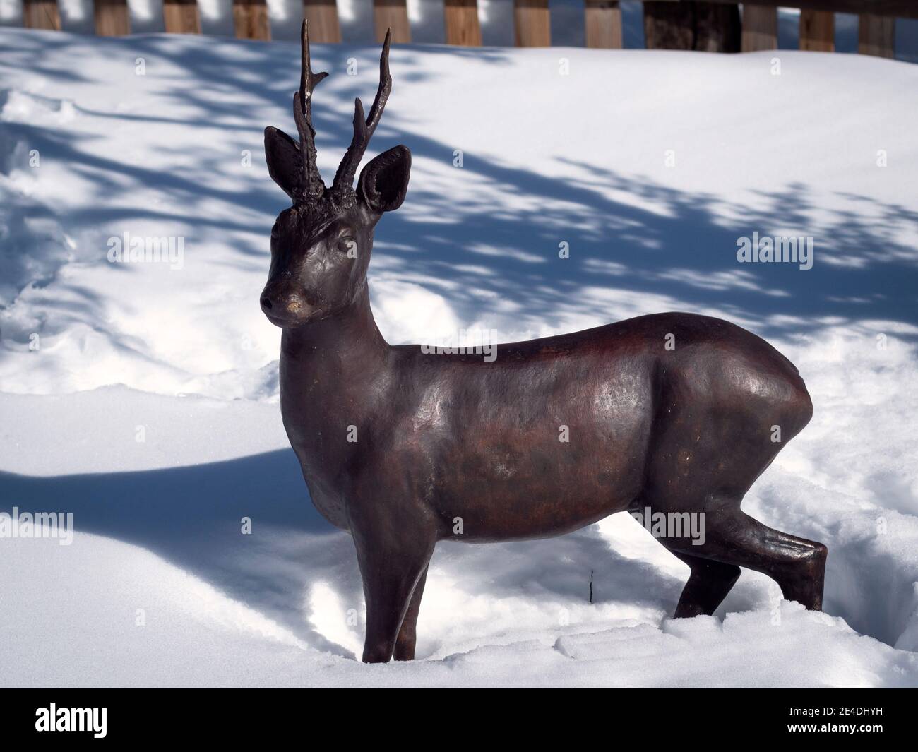 Sculpture horizontale de chevreuil en bronze debout dans la neige Photo  Stock - Alamy