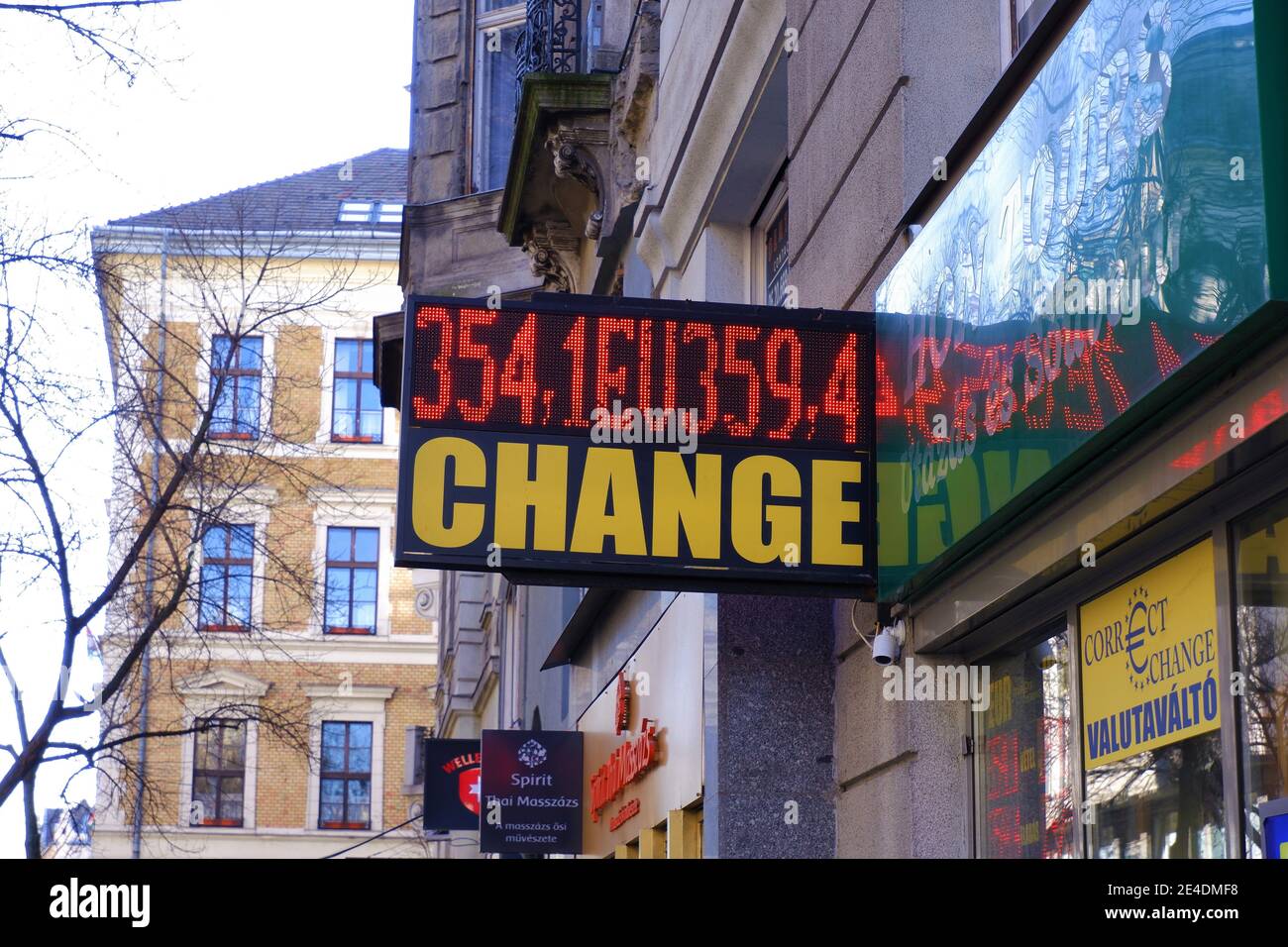 Budapest, Hongrie - 20 janvier 2021 : panneau d'affichage numérique  indiquant le taux de change de l'euro forint sur la façade d'un bureau de  change dans le centre-ville Photo Stock - Alamy