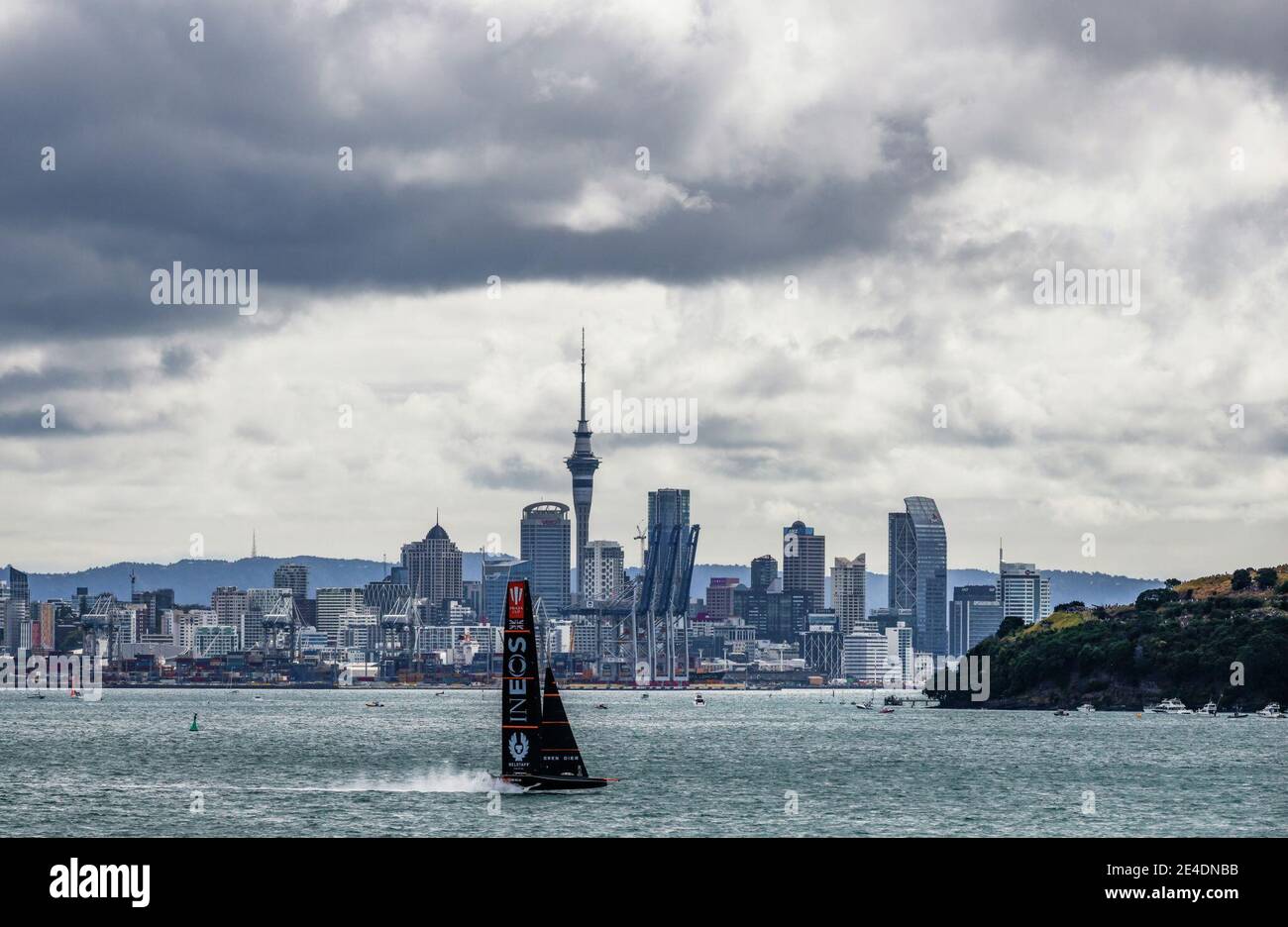 (210123) -- AUCKLAND, le 23 janvier 2021 (Xinhua) -- Ineos Team UK est vu dans la course de la coupe Prada à Auckland, Nouvelle-Zélande, le 23 janvier 2021. (COR36/Studio Borlenghi/document via Xinhua) Banque D'Images