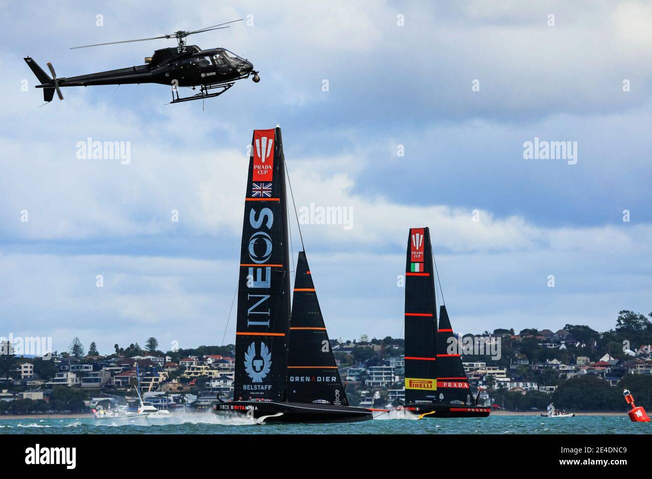 (210123) -- AUCKLAND, le 23 janvier 2021 (Xinhua) -- Ineos Team UK (L) est vu dans la course contre Luna Rossa d'Italie (R) à la Prada Cup à Auckland, Nouvelle-Zélande, le 23 janvier 2021. (COR36/Studio Borlenghi/document via Xinhua) Banque D'Images