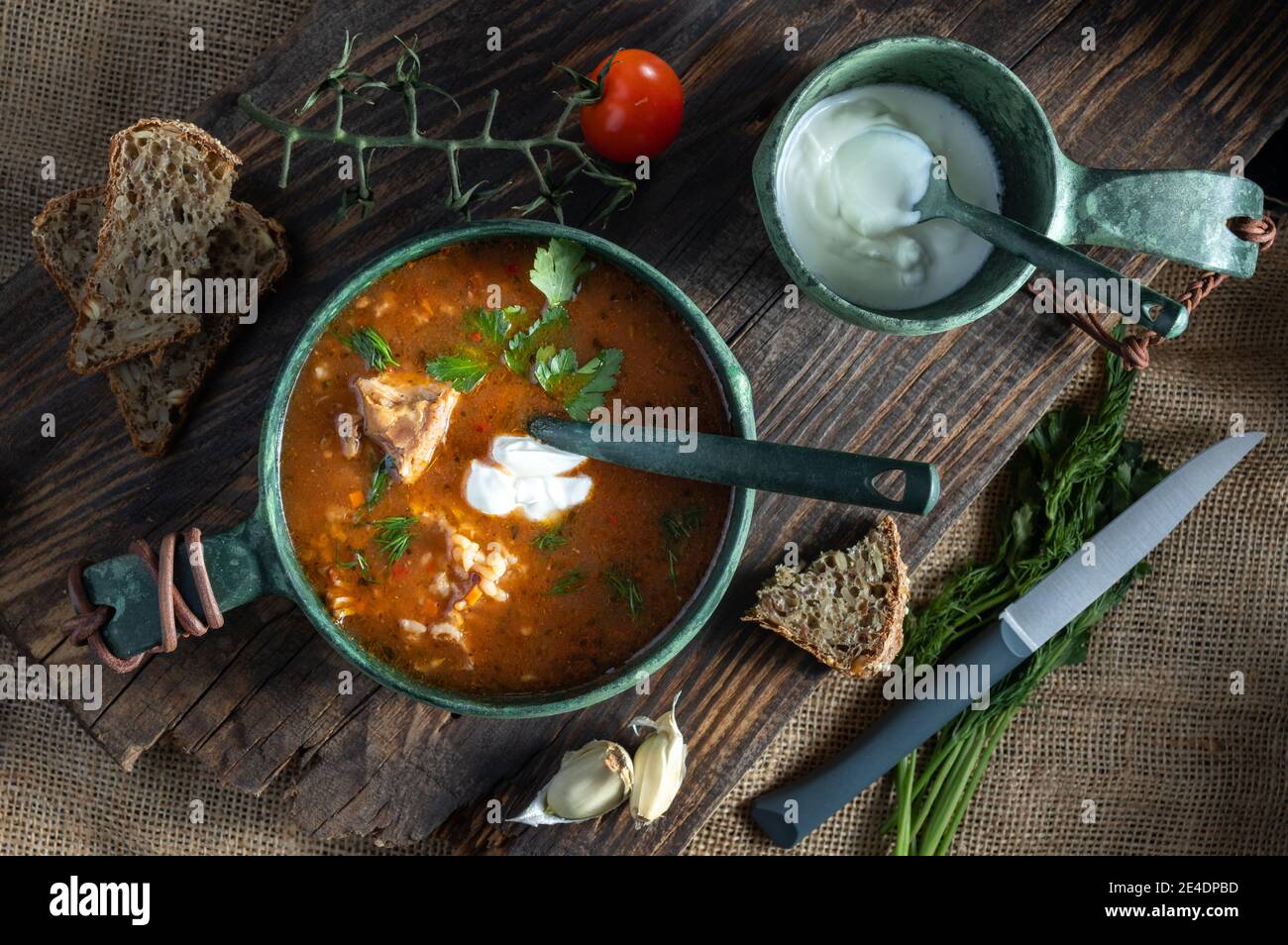 Servez la soupe rouge avec de la crème aigre et de l'ail. Soupe de tomates. Haut. Banque D'Images