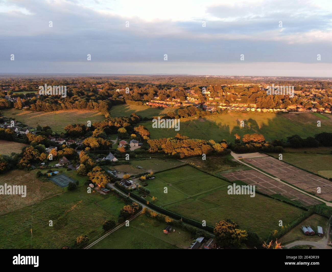 vue aérienne de la campagne au crépuscule montrant les champs et les allotements Banque D'Images