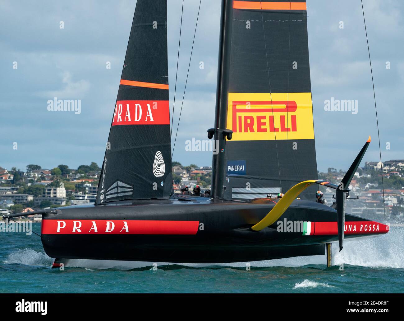 Auckland, Nouvelle-Zélande, le 23 janvier 2021 - l'équipe italienne Luna Rossa Prada Pirelli, co-menée par Francesco Bruni et Jimmy Spithill et l'équipe britannique de l'INEOS, Britannia, brossées par le Sr Ben Ainslie, en action lors de leur course Round Robin pour la coupe Prada sur le port Waitemata d'Auckland. L'INEOS a gagné la course pour passer directement à la finale de la coupe Prada. Crédit : Rob Taggart/Alay News Live Banque D'Images