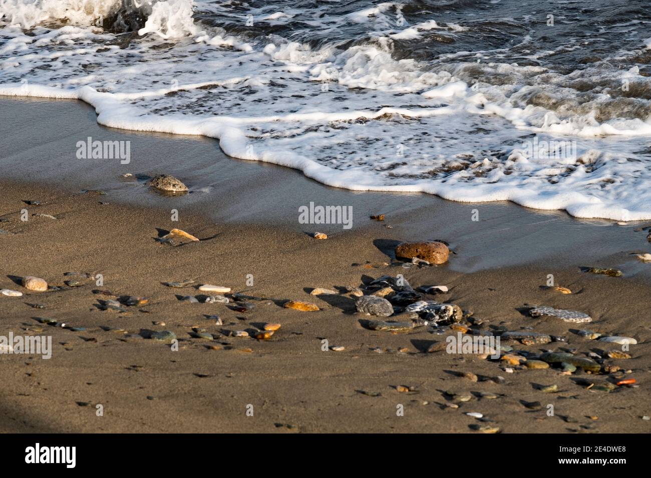 des vagues se brisant sur la côte et un aperçu plages Banque D'Images