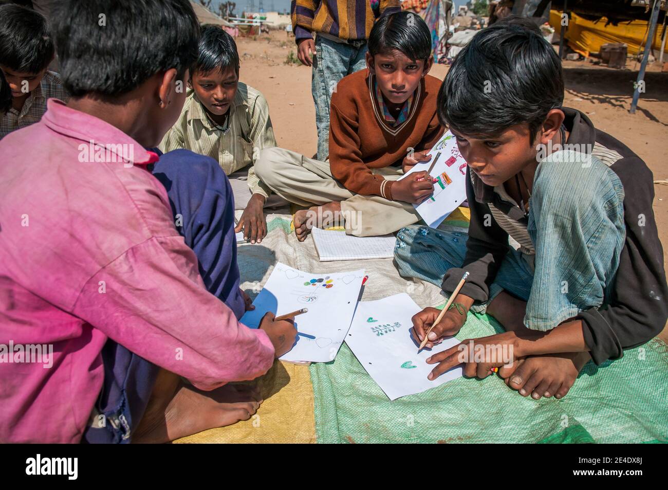 Rajasthan. Inde. 07-02-2018. Groupe d'enfants de sexe masculin étudiant dans une classe improvisée dans leur quartier. Banque D'Images