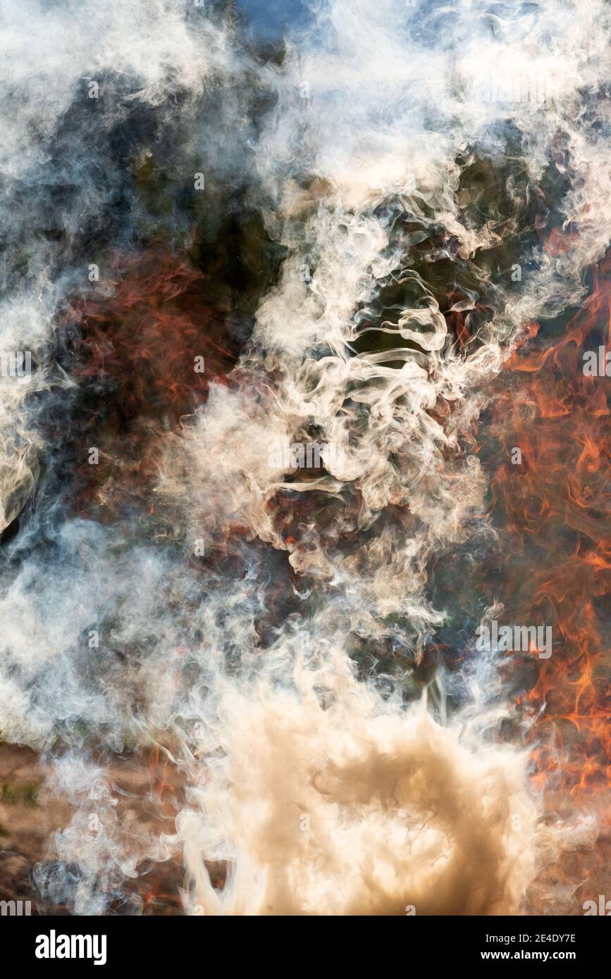Feu de rage, flammes et fumée, arrière-plan de feu Banque D'Images
