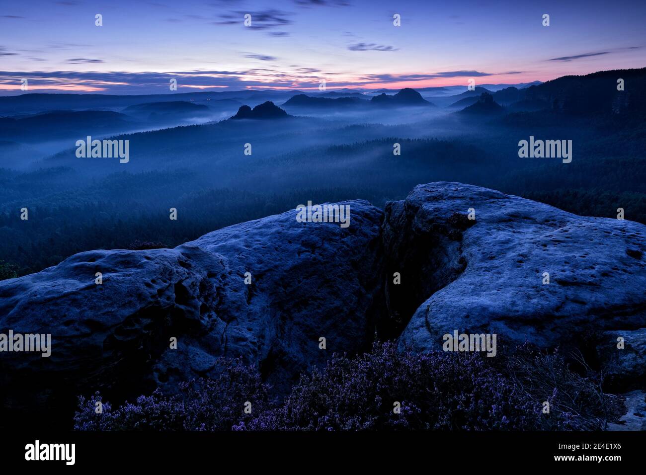 Kleiner Winterberg, belle vue du matin sur la falaise de grès dans la vallée profonde de la brume en Saxe Suisse, paysage Allemagne. Brouillard et beau bac Banque D'Images