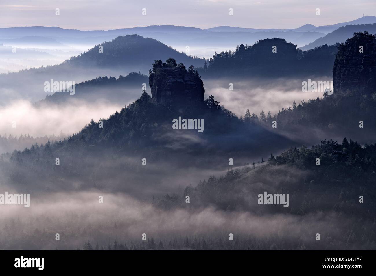 Kleiner Winterberg, belle vue du matin sur la falaise de grès dans la vallée profonde de la brume en Saxe Suisse, paysage Allemagne. Brouillard et beau bac Banque D'Images