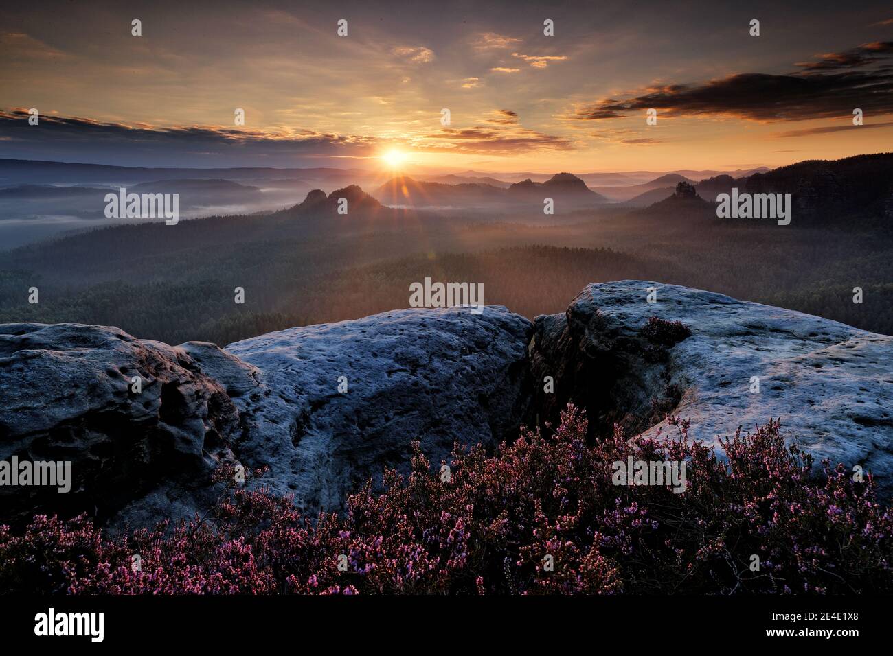 Kleiner Winterberg, belle vue du matin sur la falaise de grès dans la vallée profonde de la brume en Saxe Suisse, paysage Allemagne. Brouillard et beau bac Banque D'Images