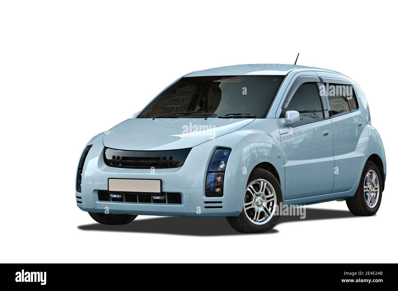 voiture sur fond blanc (tous les logos, inscriptions et marquages ont été supprimés) Banque D'Images