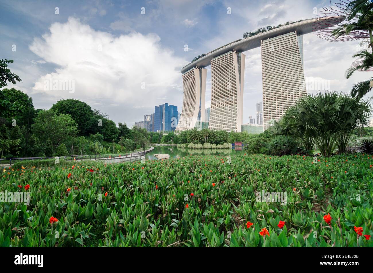 Le majestueux Marina Bay Sands Hotel and Casino avec vue depuis le jardin près de la baie. Célèbre attraction touristique de Singapour. Banque D'Images