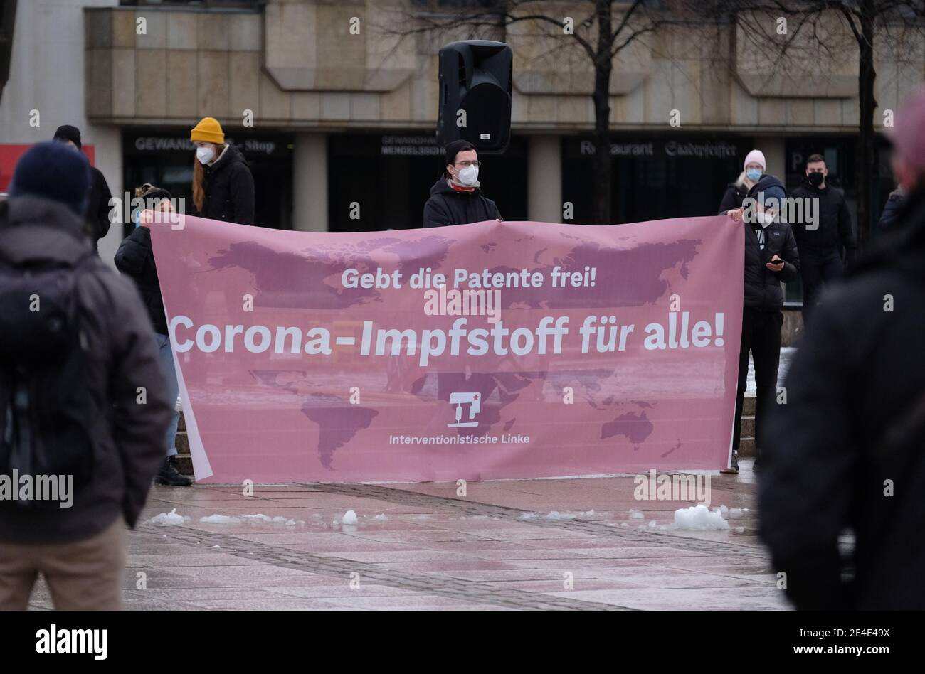 Leipzig, Allemagne. 23 janvier 2021. Les participants d'une manifestation se réunissent sur Augustusplatz. Plusieurs centaines de personnes ont protesté pour avoir levé la protection par brevet des vaccins Corona pour les pays pauvres et pour avoir maintenu les écoles fermées pendant la pandémie. Credit: Sebastian Willnow/dpa-Zentralbild/dpa/Alay Live News Banque D'Images