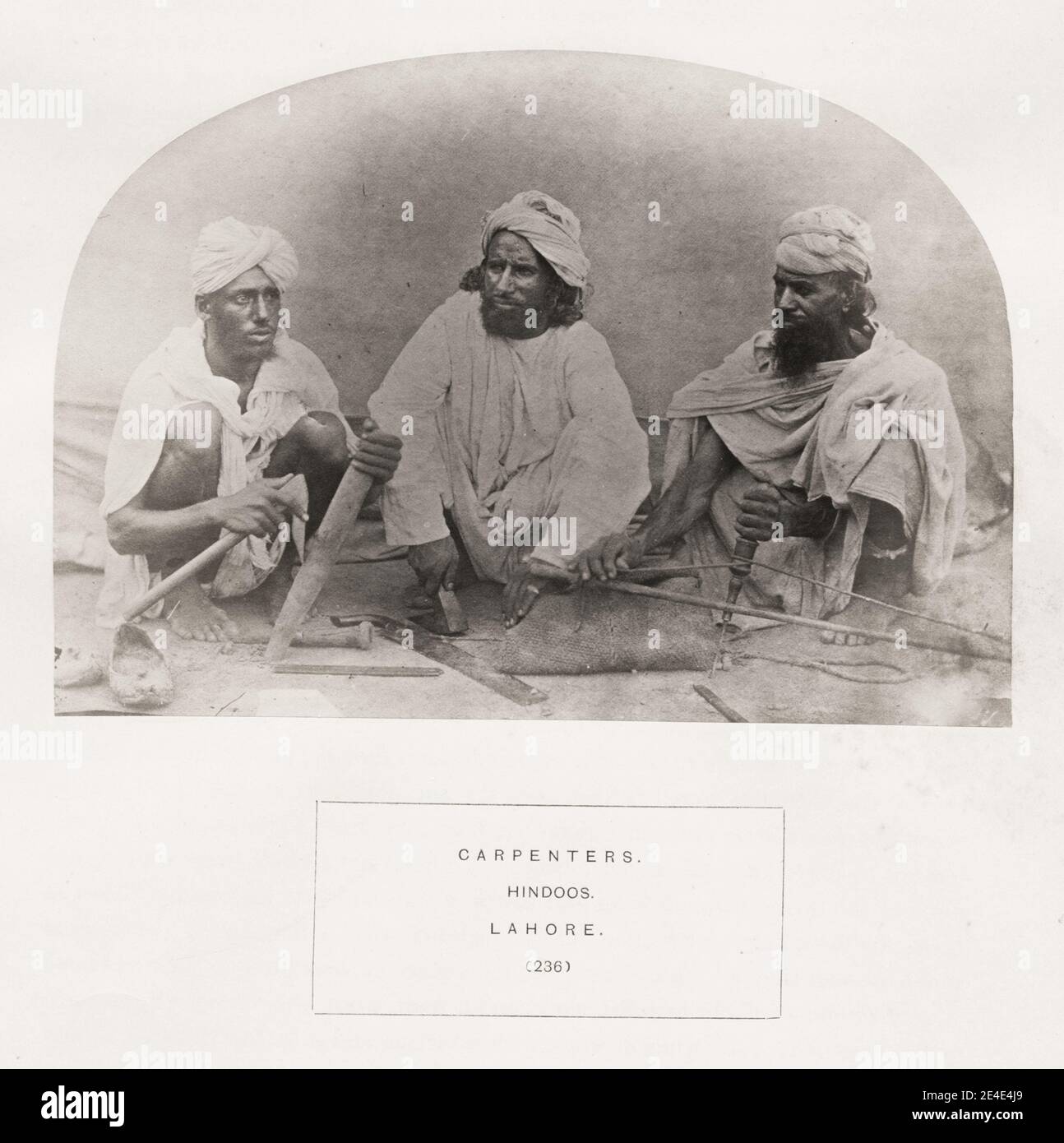 Photographie du XIXe siècle: Le peuple de l'Inde: Une série d'illustrations photographiques, avec typographie descriptive, des races et tribus de l'Hindustan - publié dans les années 1860 sous l'ordre du Viceroy, Lord Canning - Carpenters, Hindoos, Lahore, Inde Banque D'Images