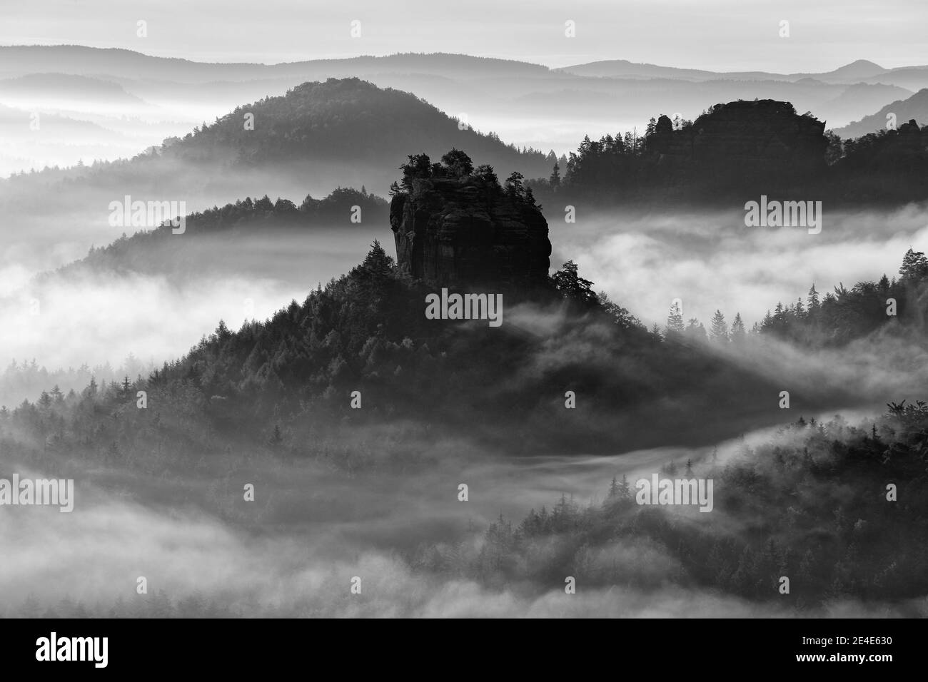 Kleiner Winterberg, belle vue du matin sur la falaise de grès dans la vallée profonde de la brume en Saxe Suisse, paysage Allemagne. Brouillard et beau bac Banque D'Images