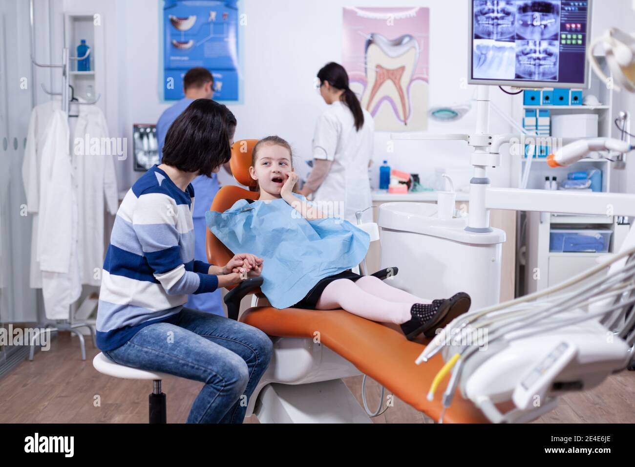 Enfant Portant Un Bavoir Dentaire Assis Sur Une Chaise Dans Un Cabinet  Dentaire Avec La Bouche