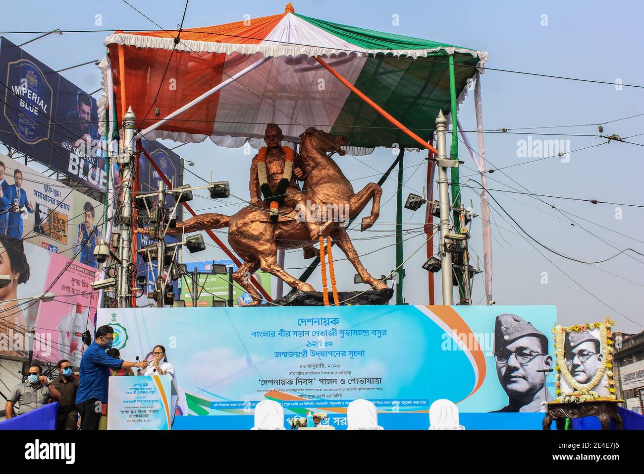 Kolkata, Inde. 23 janvier 2021. Le Ministre en chef du Bengale occidental Mamata Banerjee inaugure le programme de la célébration du 125e anniversaire de naissance de Netaji à Kolkata le 23 janvier. Des milliers de personnes se joignent au rassemblement pour célébrer la journée. Netaji Subhas Chandra Bose est né le 23 janvier 1897 à Cuttack. Il est connu parmi les combattants de la liberté les plus révérés de l'Inde. (Photo de Snehasish Bodhak/Pacific Press) Credit: Pacific Press Media production Corp./Alay Live News Banque D'Images