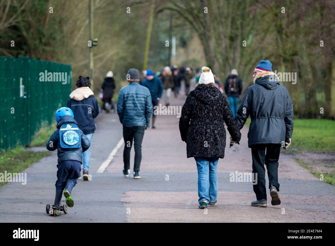 Rickmansworth, Royaume-Uni. 23 janvier 2021. Météo au Royaume-Uni : les gens font de l'exercice quotidien à Rickmansworth Aquadrome, dans le Hertfordshire, par une journée froide pendant le confinement alors que la pandémie du coronavirus se poursuit. Credit: Stephen Chung / Alamy Live News Banque D'Images
