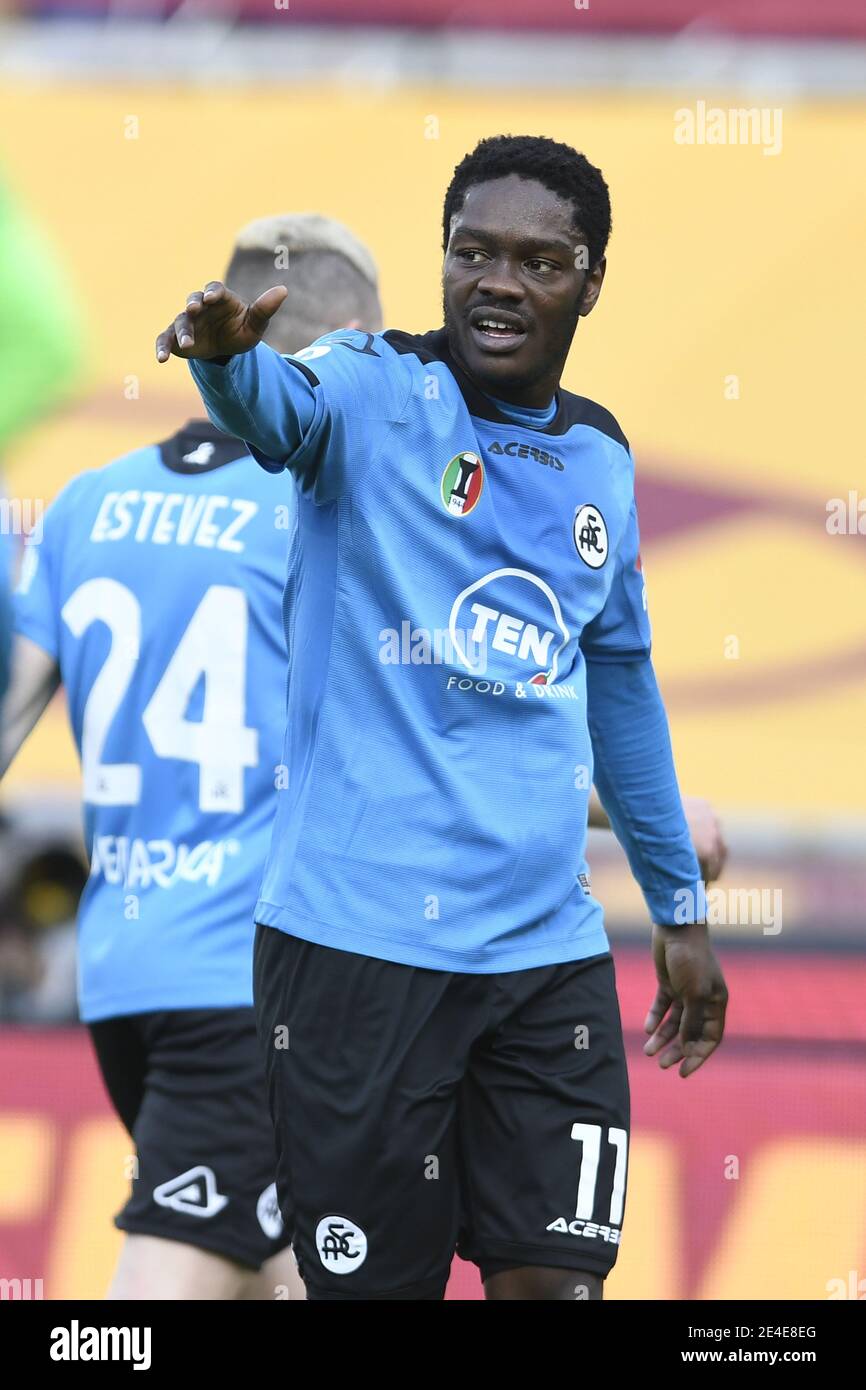 ROME, ITALIE - janvier 23 : Emmanuel Gyasi de Spezia fêtez après que Roberto Piccoli marquant un but pendant la série italienne UN match de football entre AS Roma et Spezia au Stadio Olimpico le 23,2021 janvier à Rome Italie / LM Banque D'Images