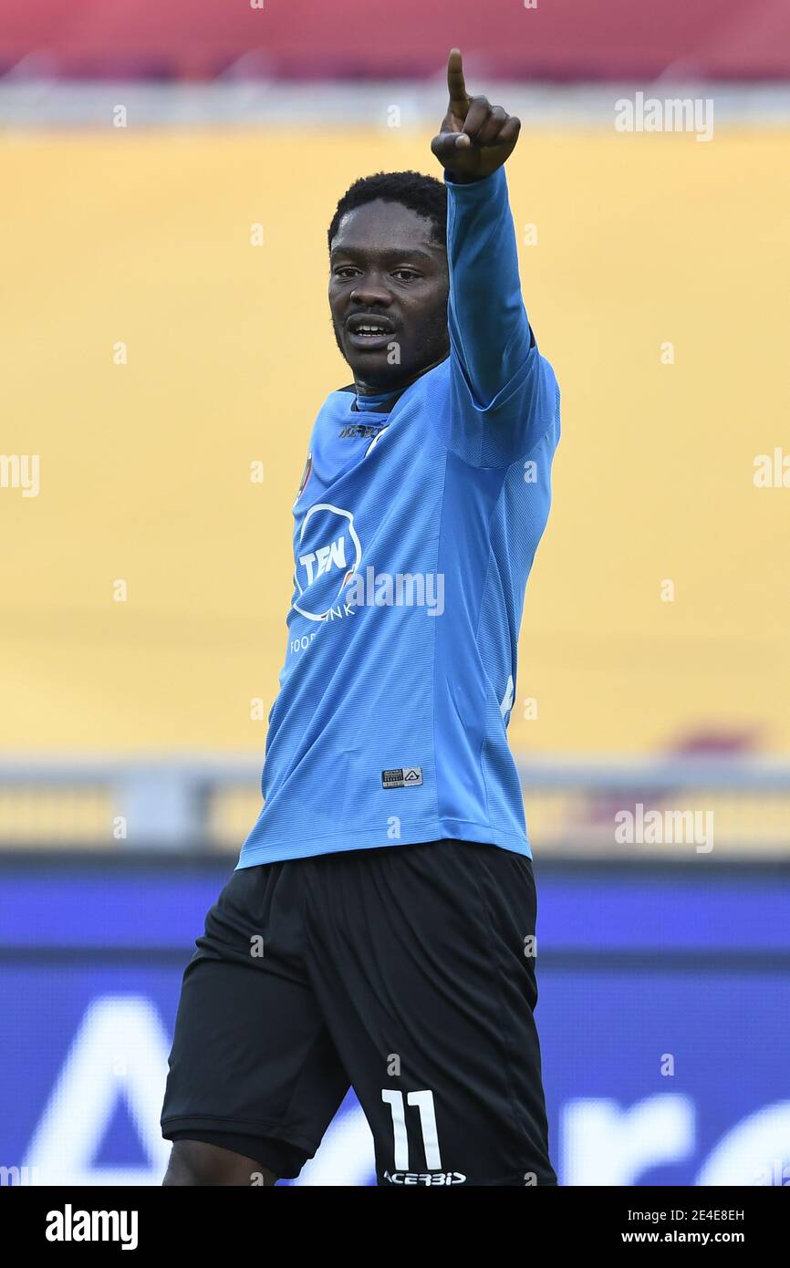 ROME, ITALIE - janvier 23 : Emmanuel Gyasi de Spezia fêtez après que Roberto Piccoli marquant un but pendant la série italienne UN match de football entre AS Roma et Spezia au Stadio Olimpico le 23,2021 janvier à Rome Italie / LM Banque D'Images