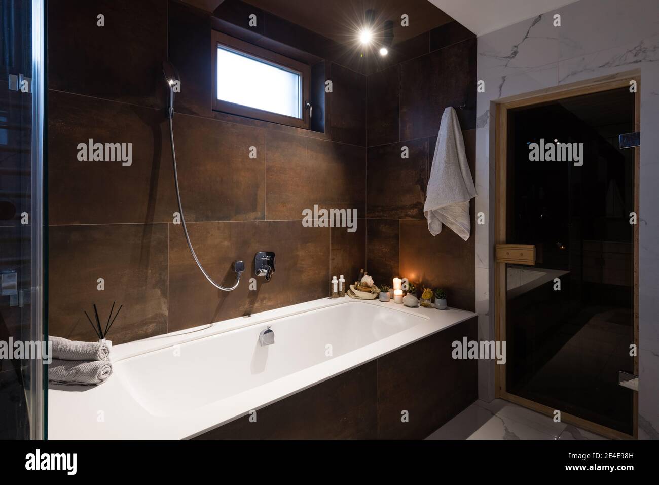 Intérieur de salle de bains avec baignoire et sauna dans maison moderne Banque D'Images