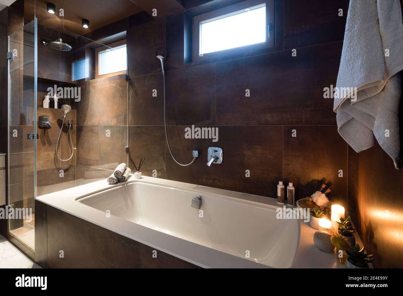 Intérieur de salle de bains dans maison moderne Banque D'Images