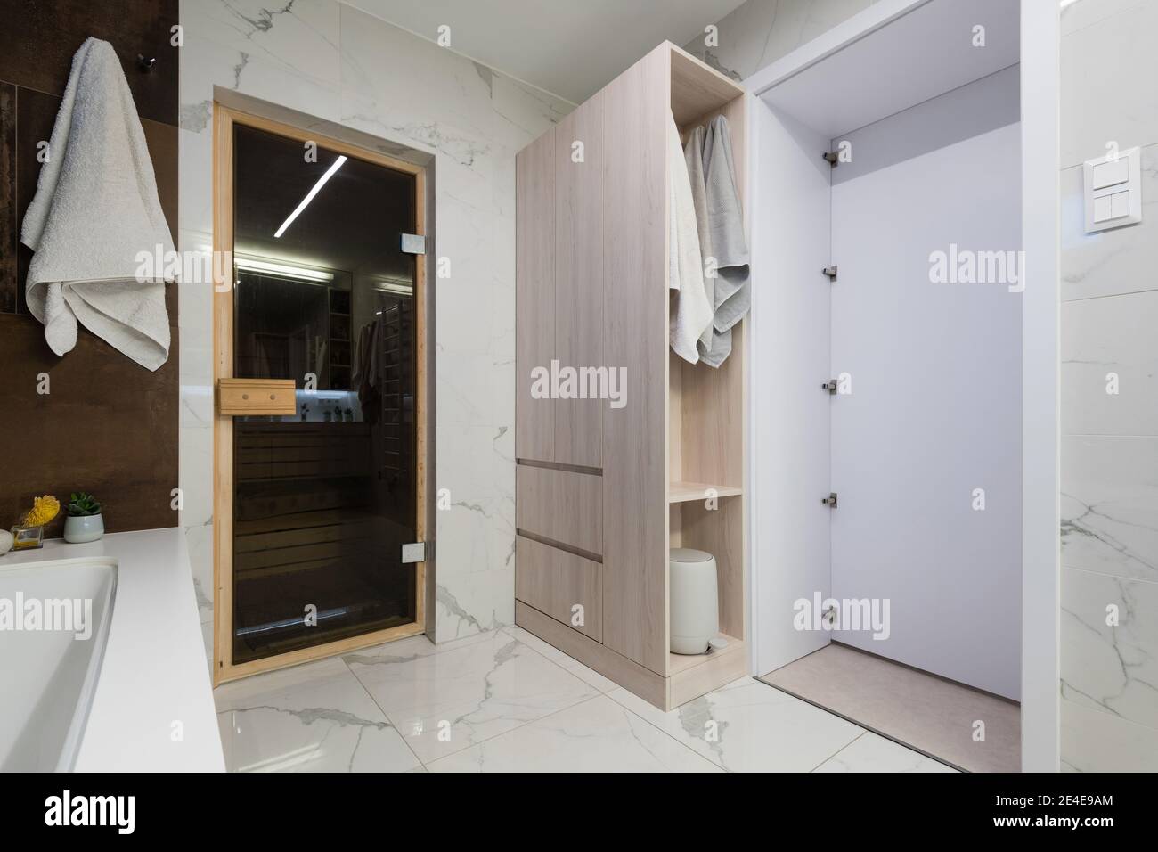 Intérieur de salle de bains dans maison moderne Banque D'Images