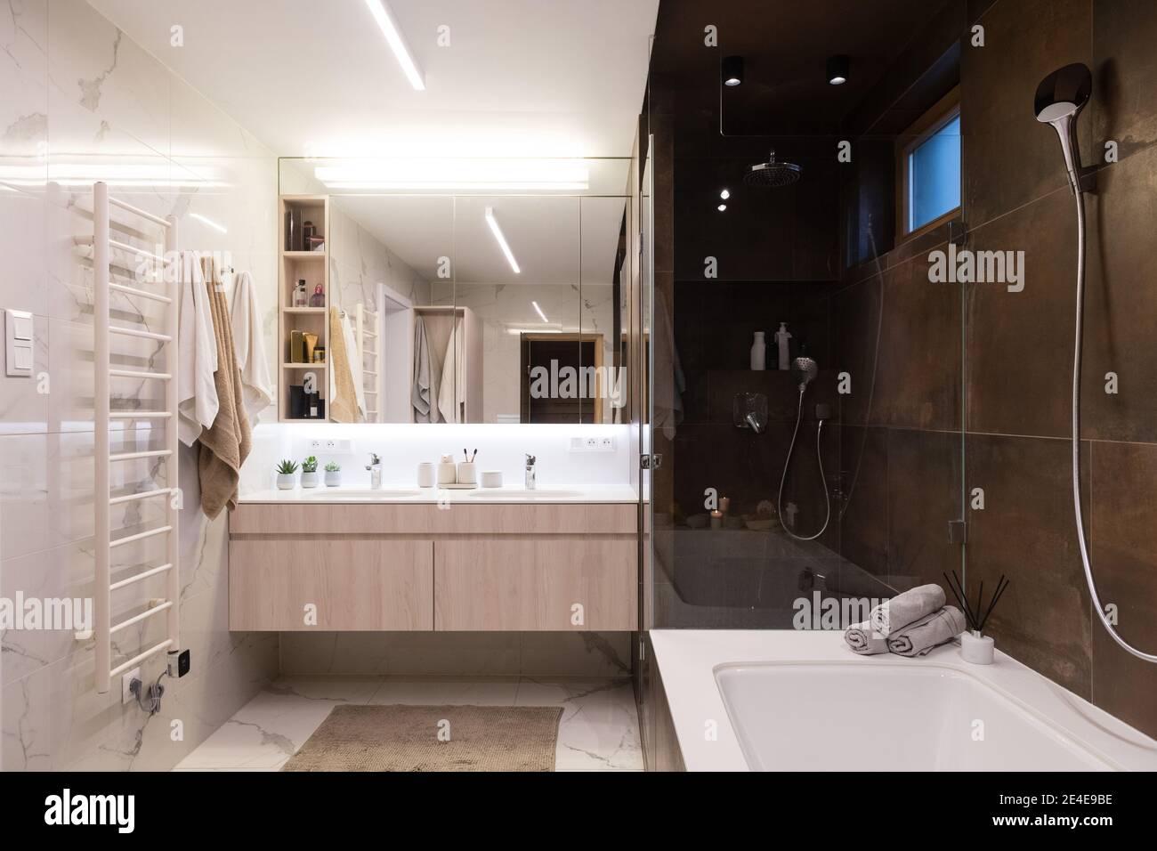 Intérieur de salle de bains dans maison moderne Banque D'Images