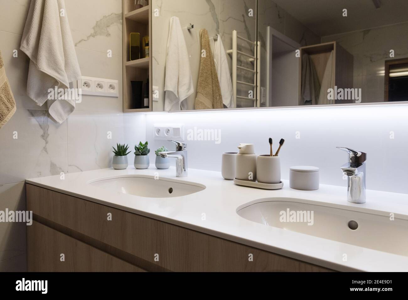 Salle de bains dans une maison moderne Banque D'Images