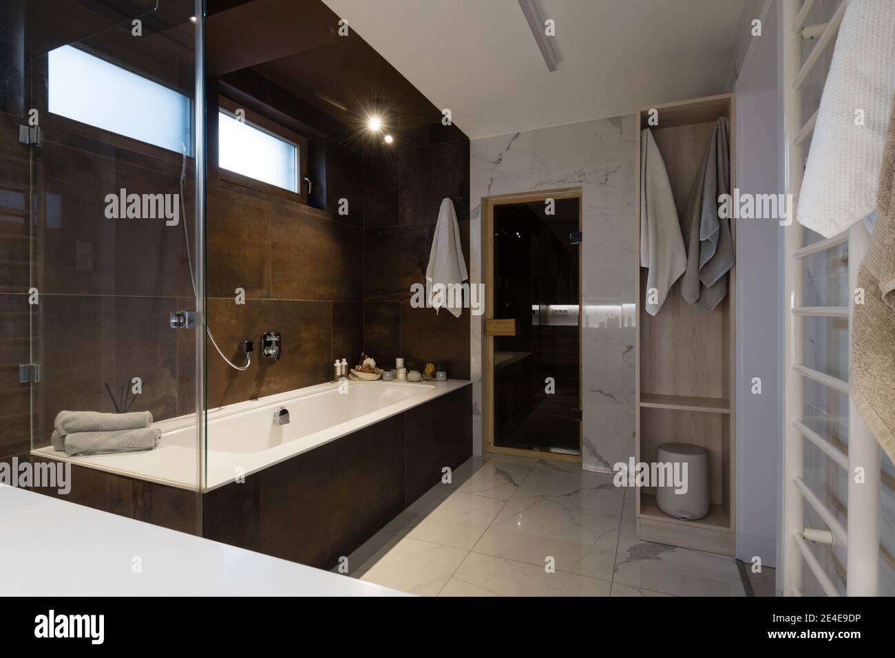 Intérieur de salle de bains avec baignoire et sauna dans maison moderne Banque D'Images