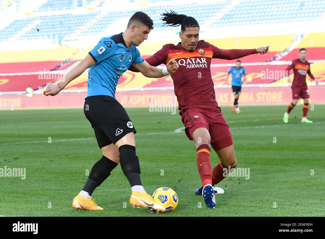 ROME, ITALIE - janvier 23 : Roberto Piccoli (L) de Spezia en action contre Chris Smalling (R) d'AS Roma pendant la série UN match de football entre AS Roma et Spezia au Stadio Olimpico le 23,2021 janvier à Rome Italie / LM Banque D'Images