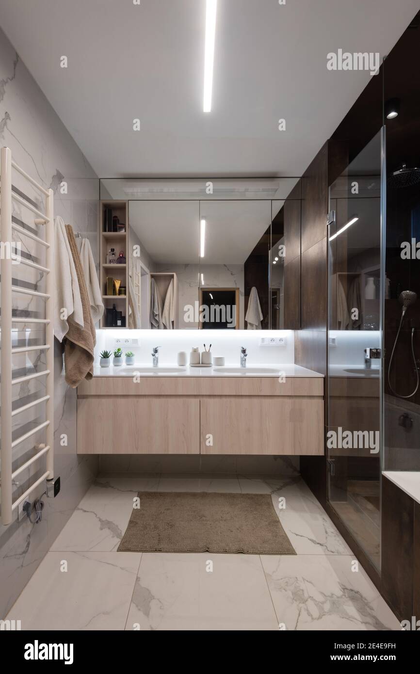 Intérieur de salle de bains dans maison moderne Banque D'Images