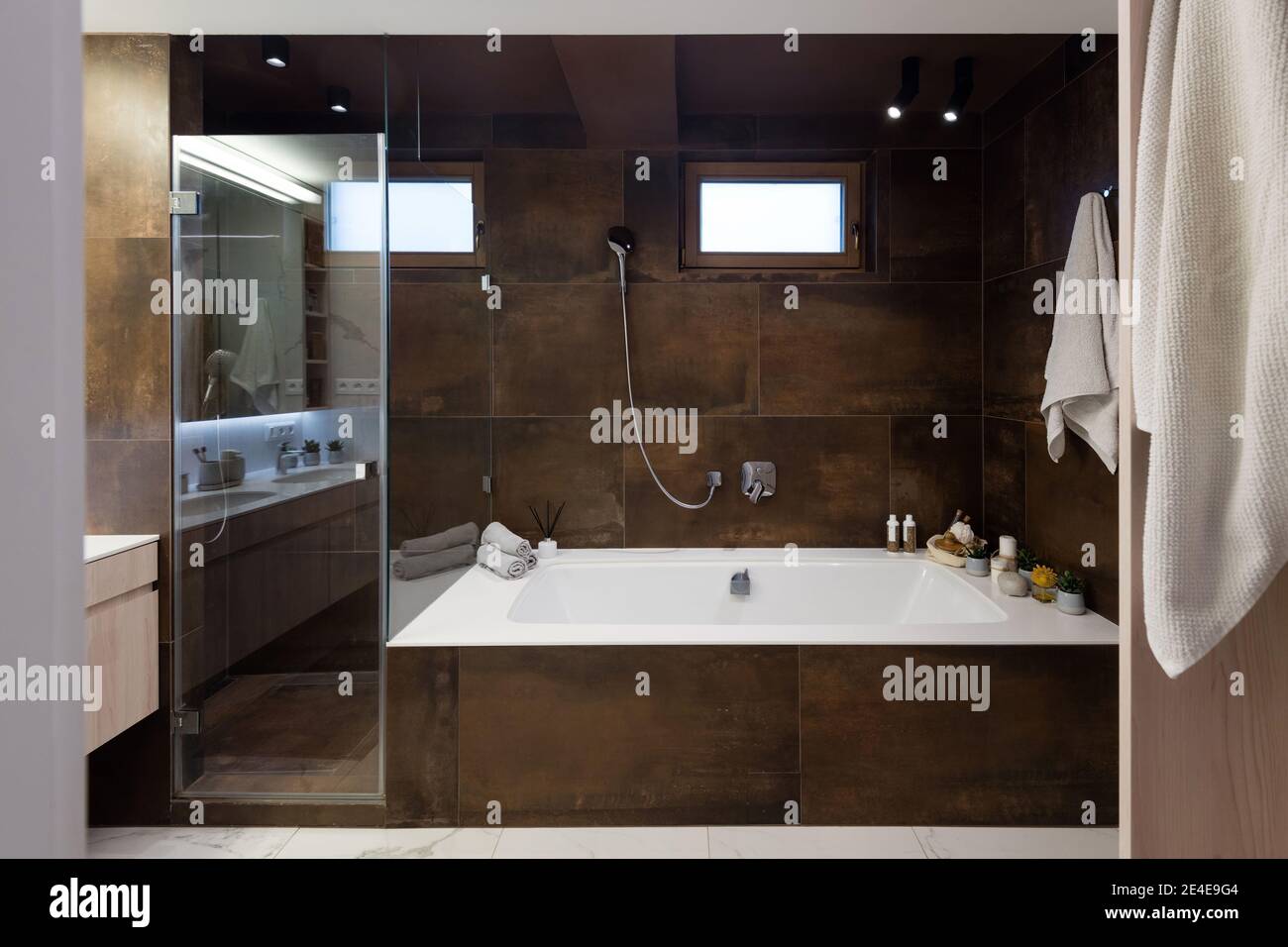 Intérieur de la salle de bains avec baignoire et douche dans la maison moderne Banque D'Images