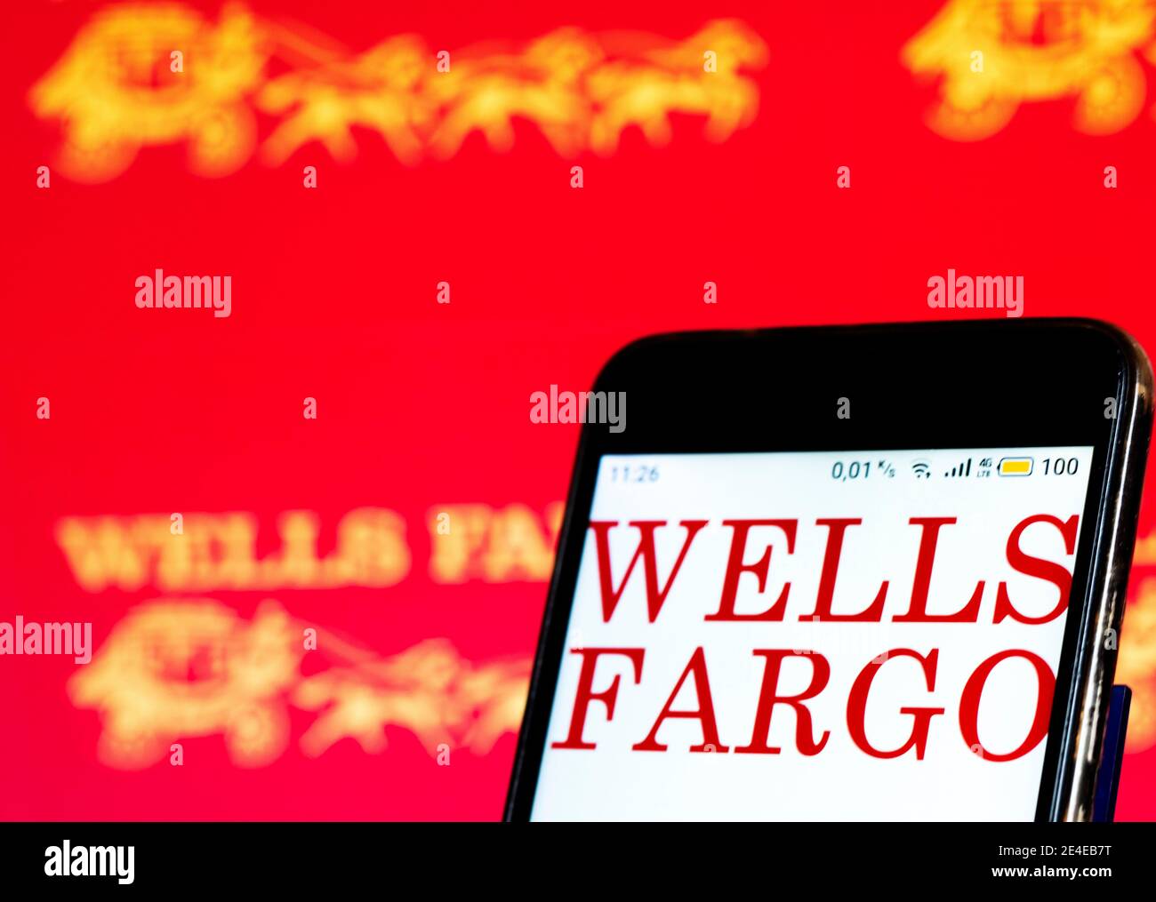 23 janvier 2021, Ukraine: Dans cette illustration de photo, un logo Wells Fargo vu sur l'écran de smartphone sur l'arrière-plan d'un écran d'ordinateur. (Image de crédit : © Igor Golovniov/SOPA Images via ZUMA Wire) Banque D'Images