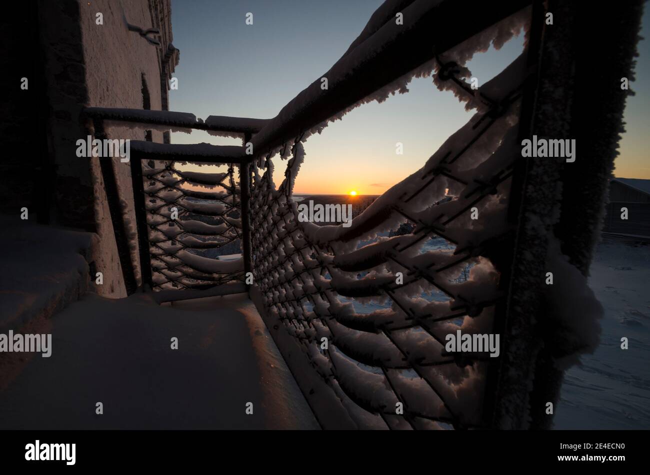 Hôtel abandonné. Coucher de soleil sur une soirée givrée Banque D'Images