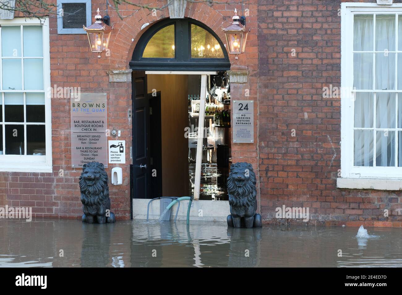 Worcester, Worcestershire, Royaume-Uni - samedi 23 janvier 2021 - le restaurant exclusif Browns du Quay Riverside a été inondé à Worcester après le débordement de la rivière Severn. Le Severn devrait culminer à Worcester plus tard ce soir. Photo Steven May / Alamy Live News Banque D'Images