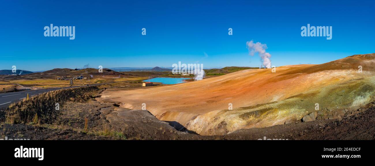 Vue panoramique sur les zones géothermiques actives près du lac Myvatn et de la petite ville de Reykjahlid en Islande, ressemblant au paysage de la planète rouge martienne, en été Banque D'Images