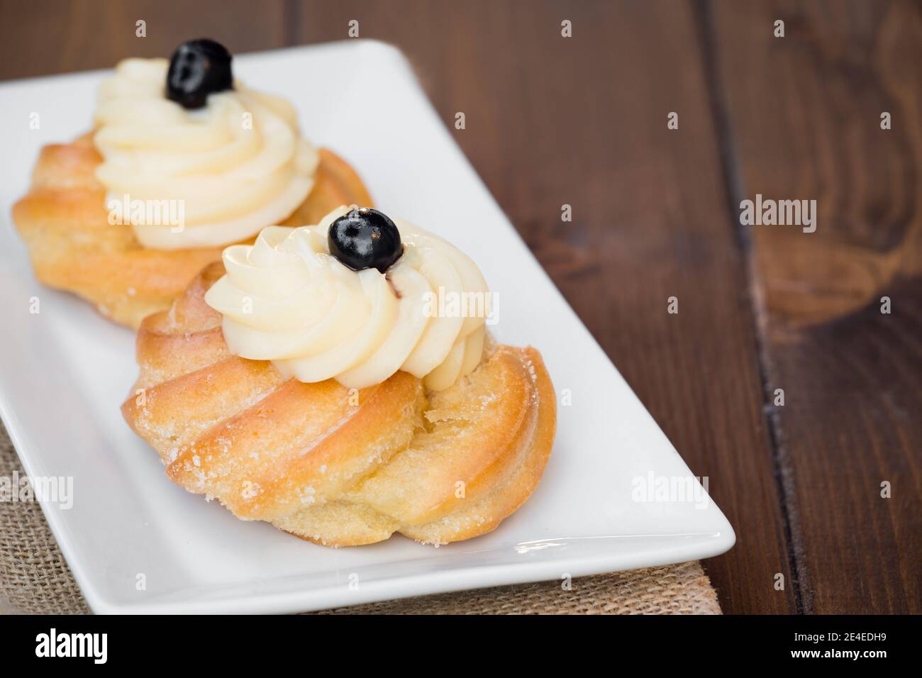 Zeppole maison de Saint Joseph sur un panneau rustique Banque D'Images