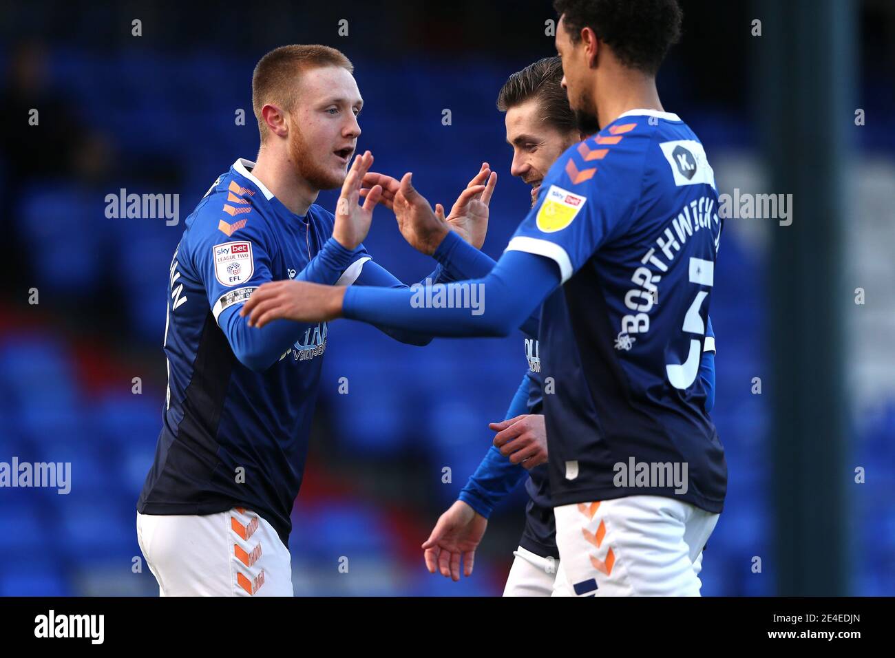 Davis Keillor-Dunn d'Oldham Athletic (à gauche) célèbre avec ses coéquipiers après avoir marquant le premier but du match de la Sky Bet League 2 à Boundary Park, Oldham. Date de la photo: Samedi 23 janvier 2021. Banque D'Images