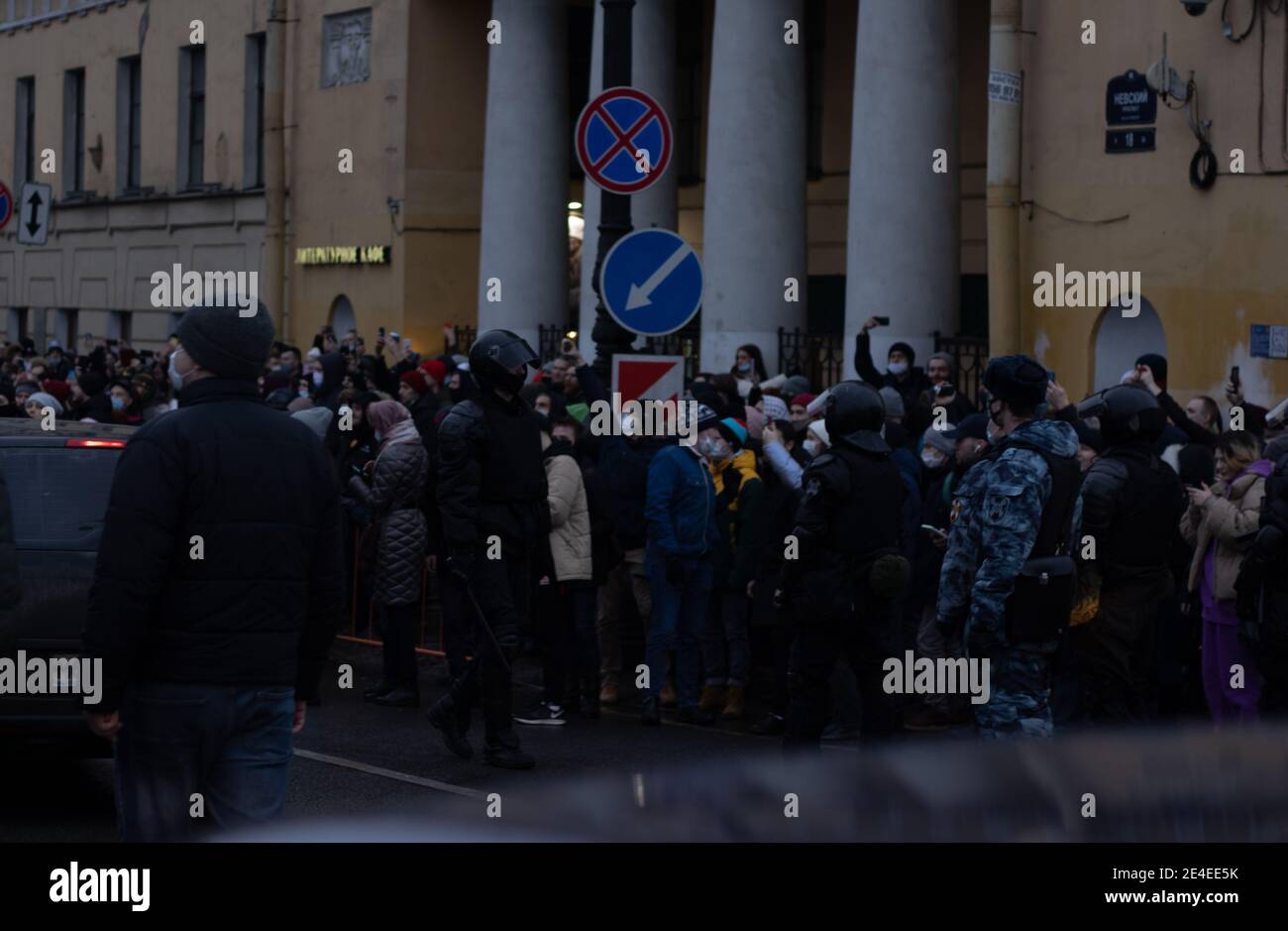 Saint-Pétersbourg, Russie - 23 janvier 2021 : marche de protestation en Russie. La police et les gens dans la rue. Foule de manifestants , éditorial illustratif. Banque D'Images