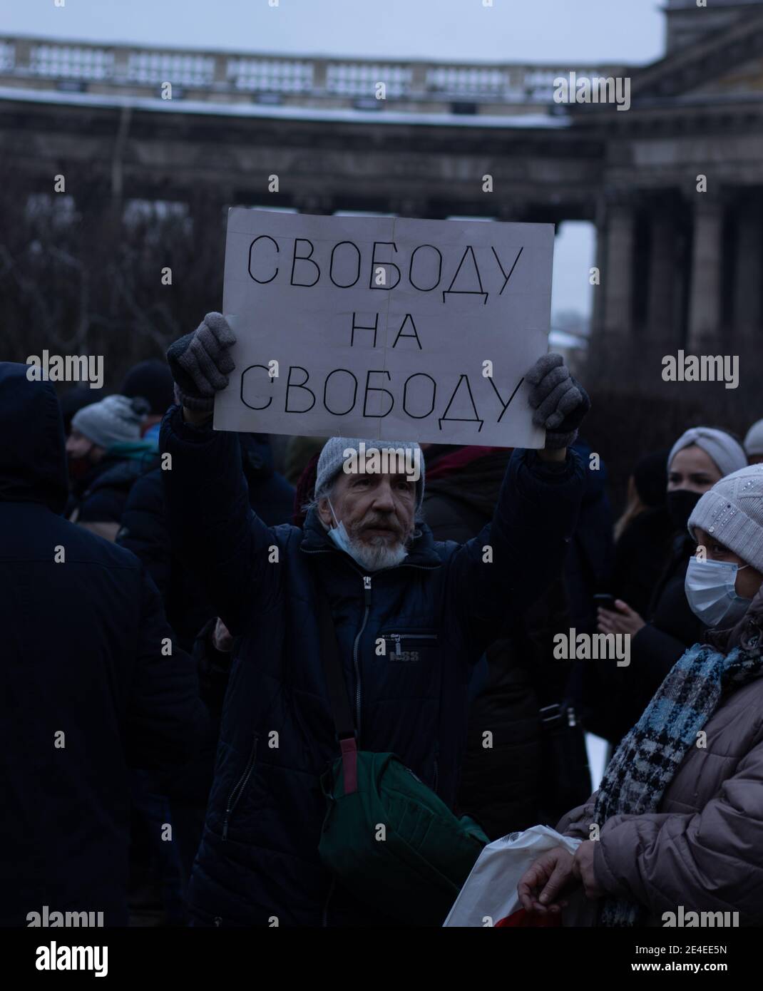 Saint-Pétersbourg, Russie - 23 janvier 2021 : marche de protestation en Russie. La police et les gens dans la rue. Foule de manifestants , éditorial illustratif. Banque D'Images