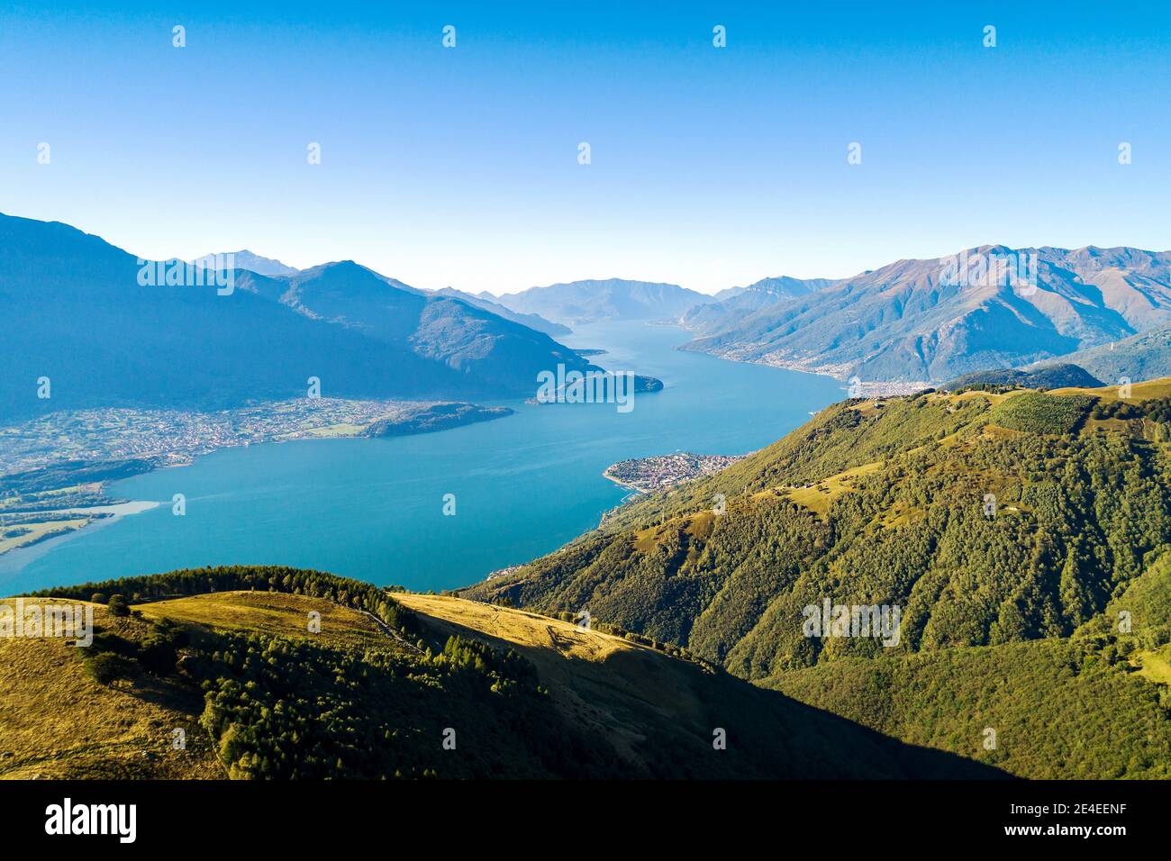 Vue panoramique aérienne de l'Alto Lario vers le sud, Lac de Côme (IT) Banque D'Images