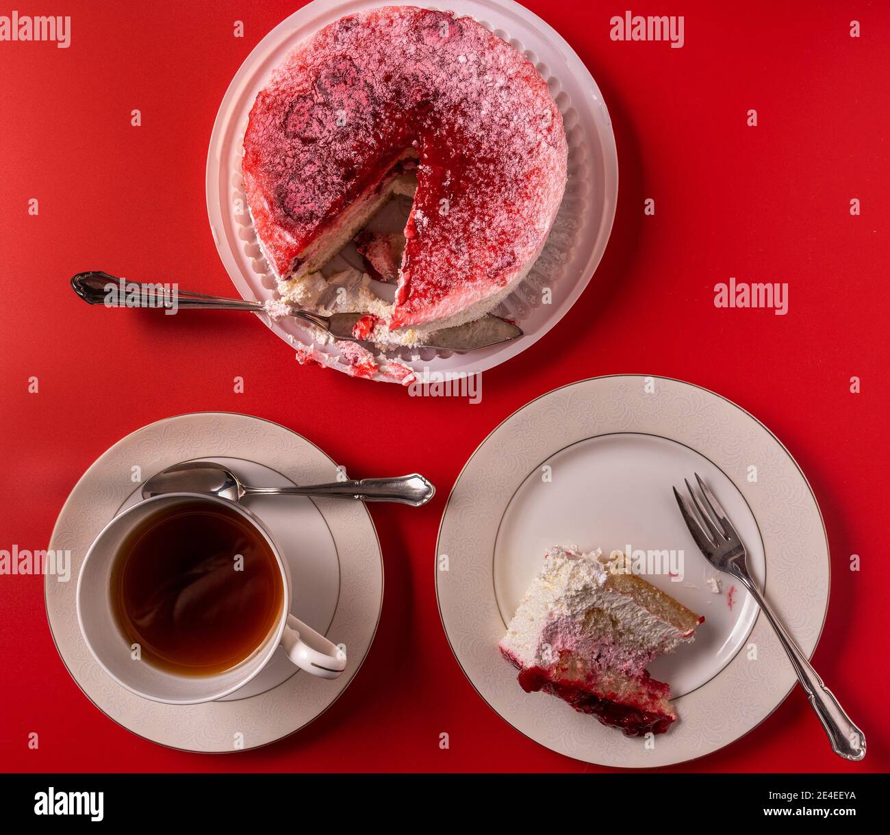 Un Gateau Eponge A Base De Framboises A Faible Teneur En Calories Avec De La Gelee De La Creme Fouettee Et Des Baies Fraiches Une Tasse De The Sur Fond Rouge Pose Un Gateau Eponge A Base De Framboises A Faible Teneur En Calories Avec De La Gelee De La Creme Fouettee Et Des Baies Fraiches Une Tasse De The Sur Fond Rouge Pose