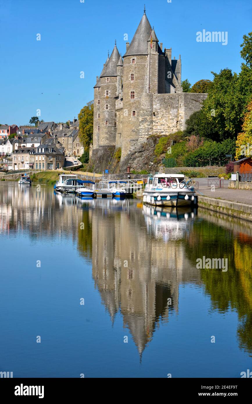 Château de Rohan se reflétant dans l'eau d'Oust, partie du canal Nantes à Brest, à Josselin, commune du département du Morbihan en Bretagne France Banque D'Images