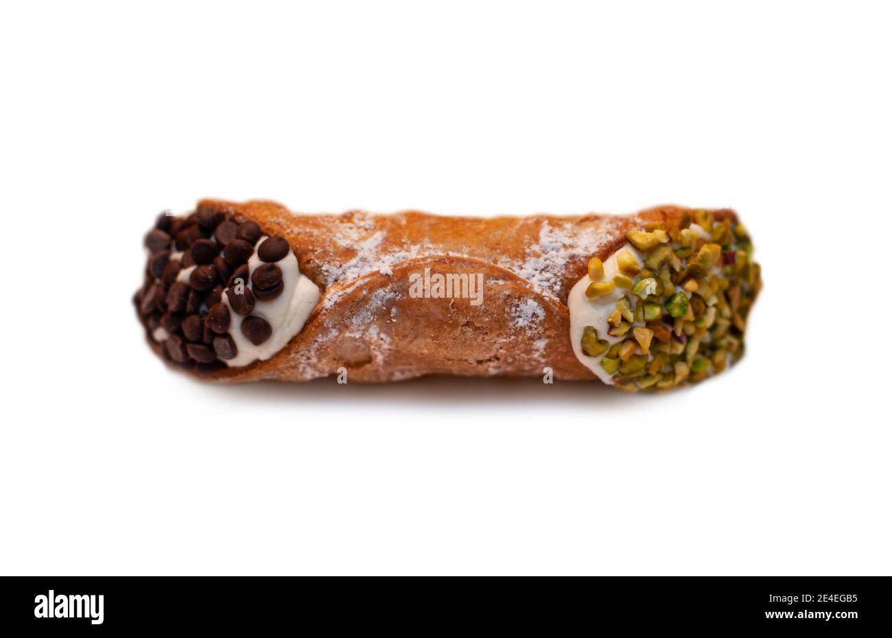 Cannolo sicilien à la ricotta, au chocolat et aux pistaches hachées isolées sur fond blanc. Banque D'Images