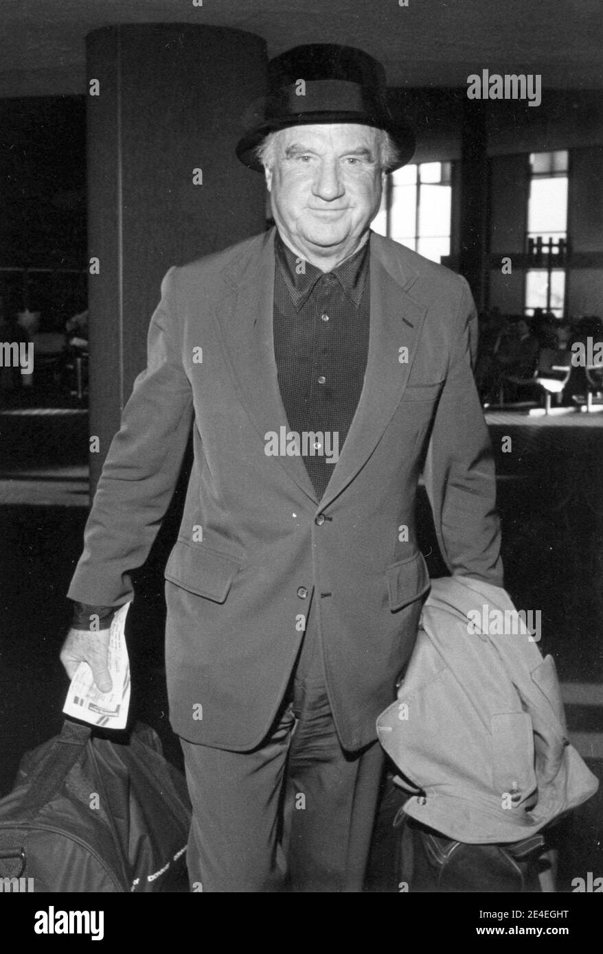 Jack Warden à l'aéroport de LAX crédit : Ralph Dominguez/MediaPunch Banque D'Images