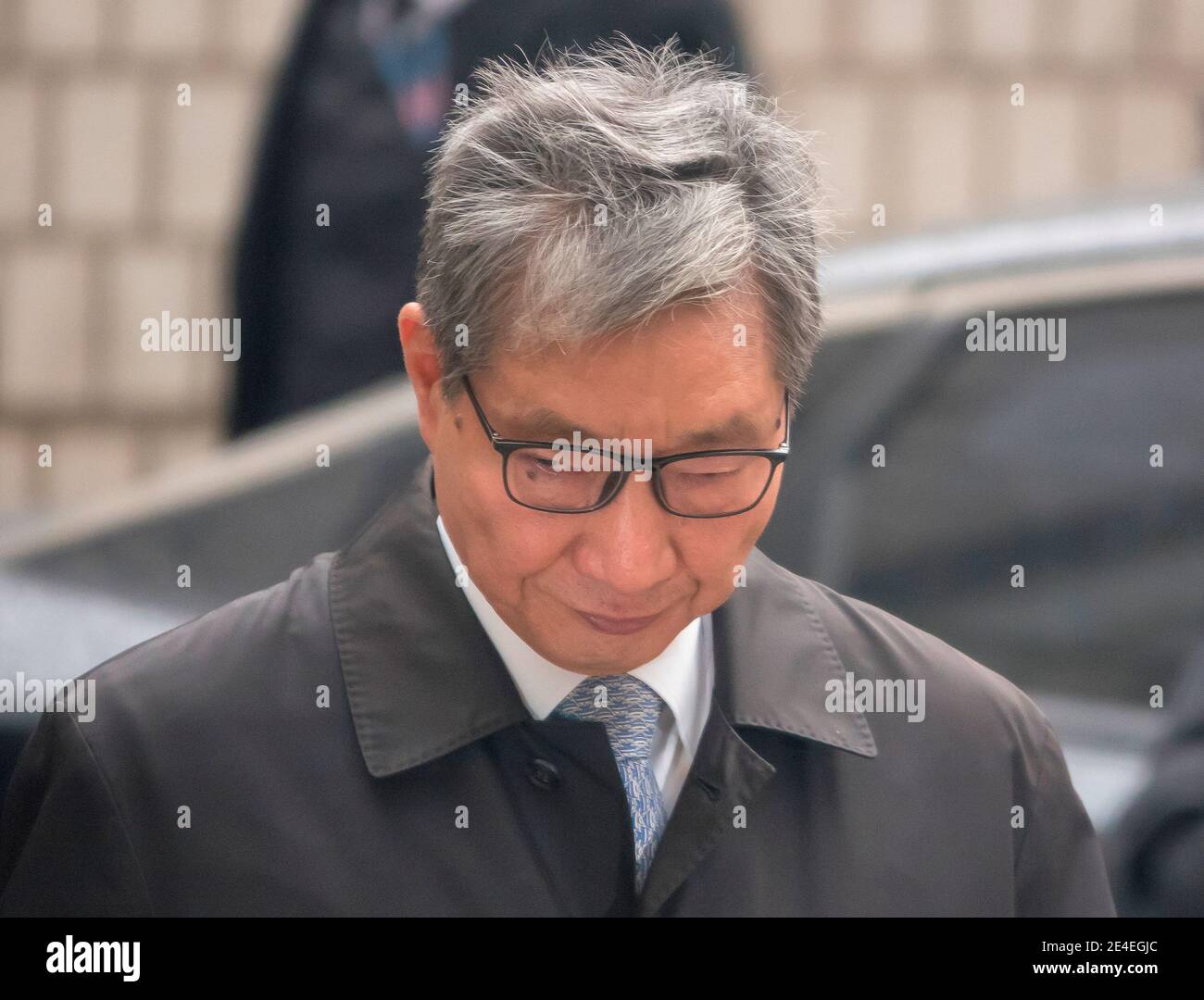 Jang Choong-Ki, ancien directeur adjoint du bureau de stratégie future de Samsung Group, Arrive à la haute Cour de Séoul pour assister à un procès pour corruption impliquant l'ancien président sud-coréen Park Geun-hye.le vice-président de Samsung Lee Jae-Yong a été placé en détention après avoir été condamné par le tribunal à deux ans et six mois de prison. Lee avait été accusé d'avoir soudoyé l'ancien président Park pour l'aider à hériter du contrôle de Samsung. CHOI Gee-Sung avait été inculpé en tant que complices de Lee et condamné à deux ans et six mois de prison. Banque D'Images
