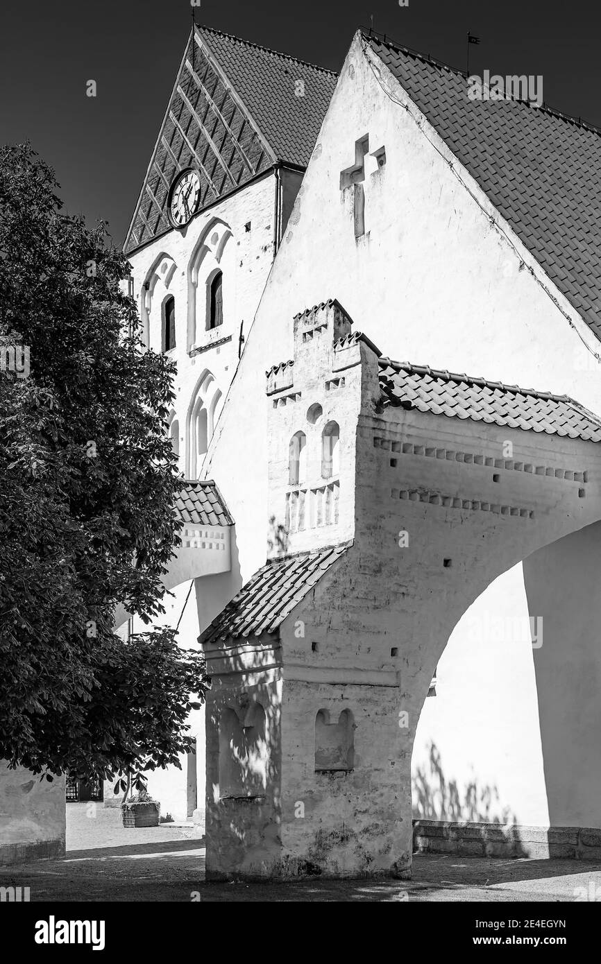 L'Église de la Sainte-Croix, avec ses parties les plus anciennes de la fin du XIIe siècle et achevée au XVe siècle, est le plus médiéval b Banque D'Images