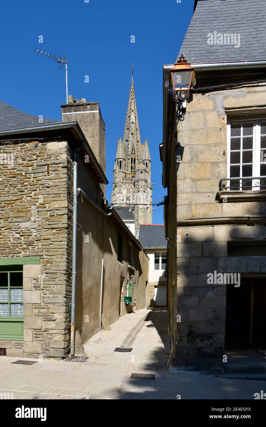 Rue typique et clocher de la basilique notre-Dame du Roncier à Josselin, commune du département du Morbihan en Bretagne dans le nord-ouest de la France Banque D'Images